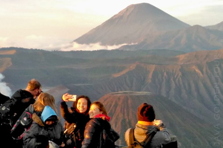 image-sunrise-at-mt-bromo1-java-golden-tour