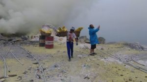 Image-sulfur miners in ijen crater