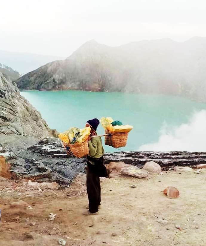 image-sulfur-miners-ijen