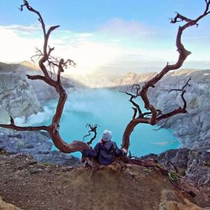 Enjoy beauty of Ijen crater lake